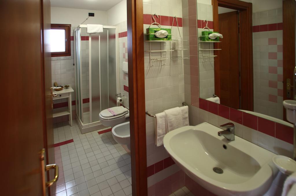 بانيو أَ ريبولِ Residence Golf Club Ristorante Centanni الغرفة الصورة